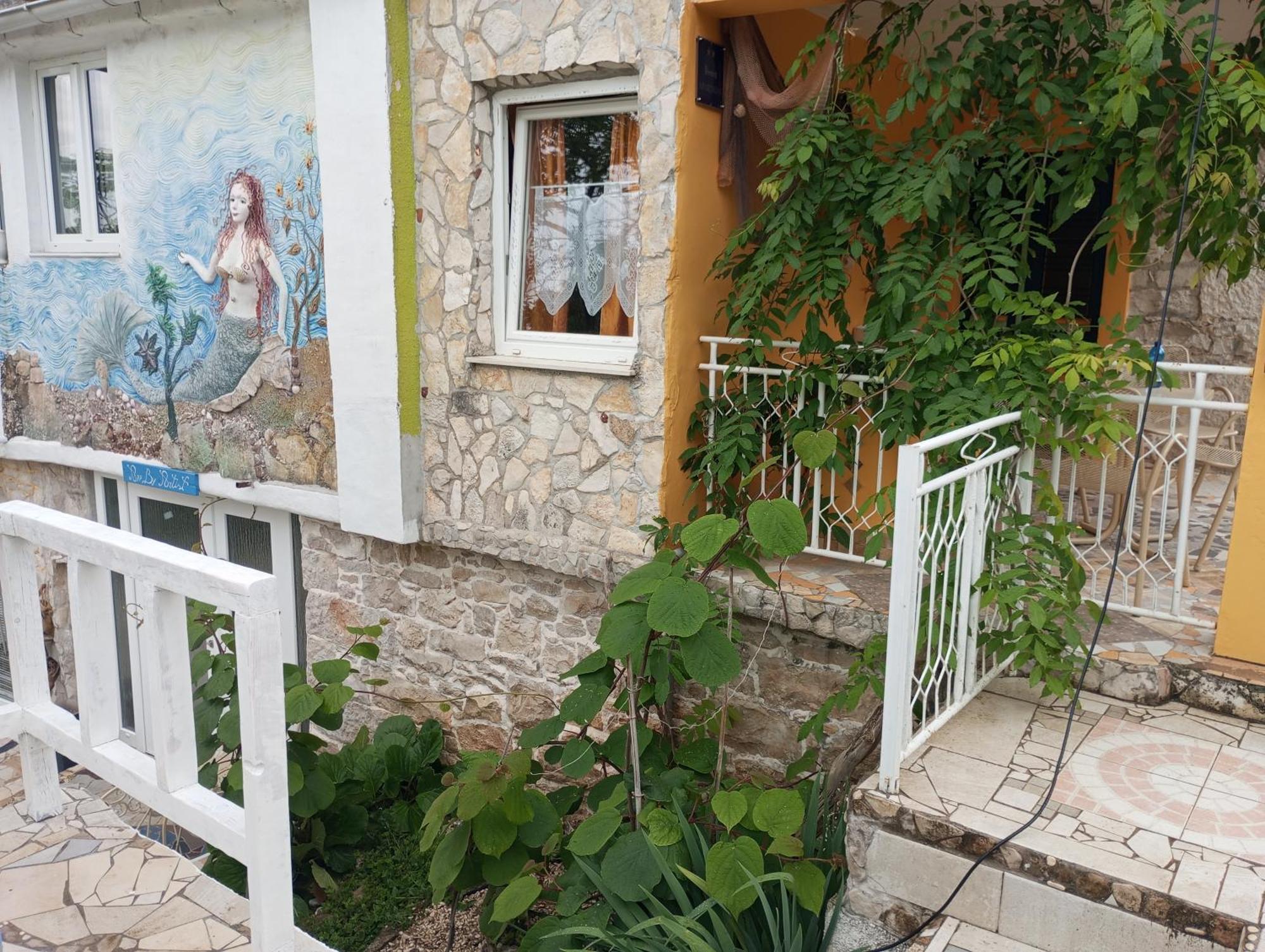 Apartman Sirena Pićan Exteriör bild
